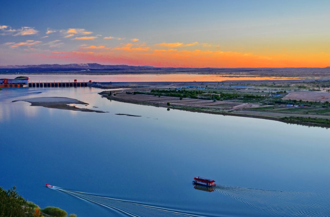 乌海,沙漠中的璀璨明珠之城